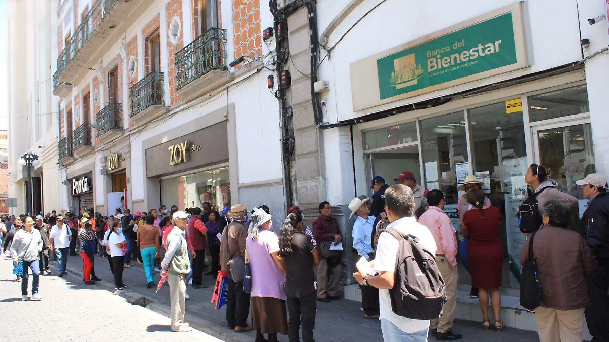 Largas filas en cajero bienestar de Puebla